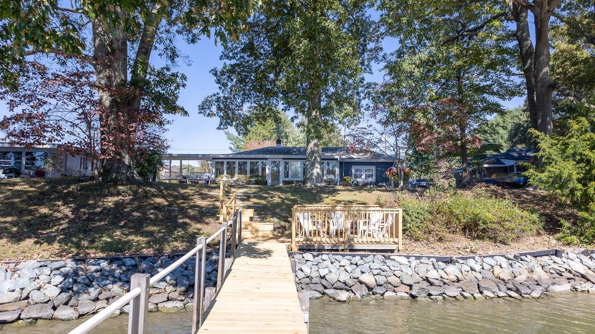 Wake Cottage | The Little Blue Cottage - Topping : Waterfront!