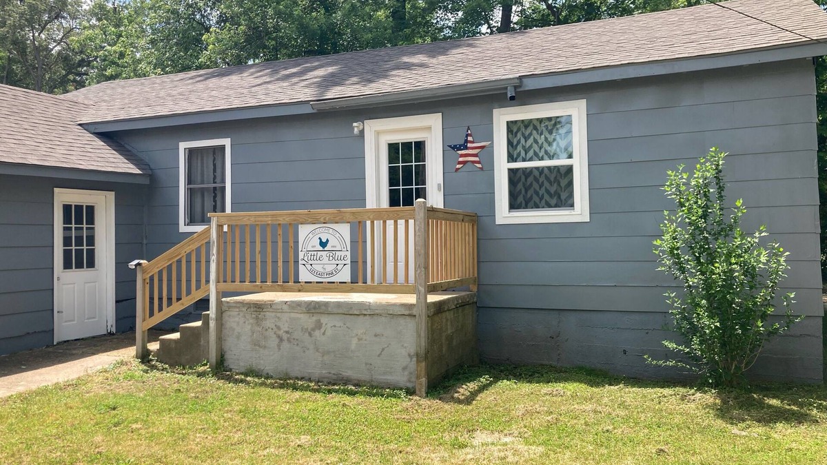 Van Buren Cottage | The Little Blue on 123 E Pine Street