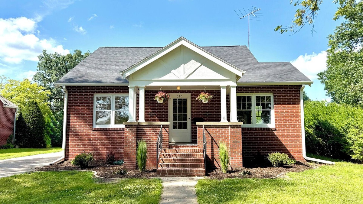 Winterset House | The Little Brick House - Walkable to the Square Dining & Shopping