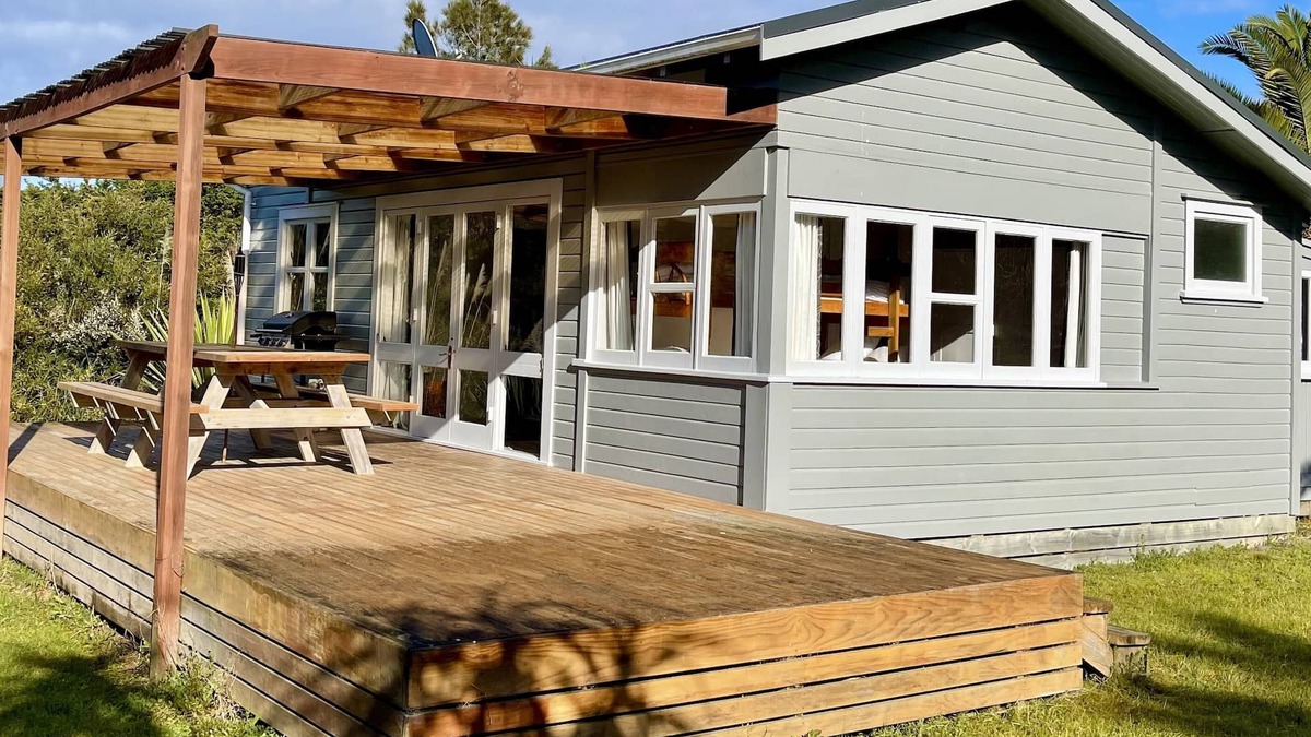 Houhora House | The Little Cottage 3 minutes walk to beach. Beds for 5.