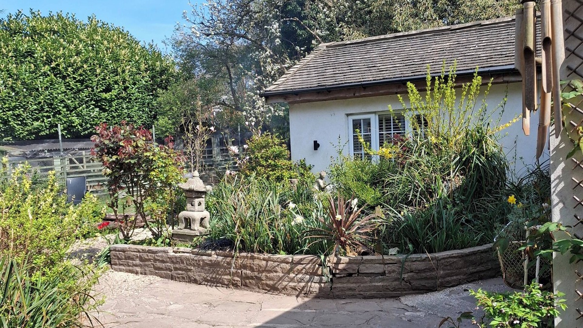 Hull Cottage | The Little House in HullnPET FRIENDLY nSanctuary in the City