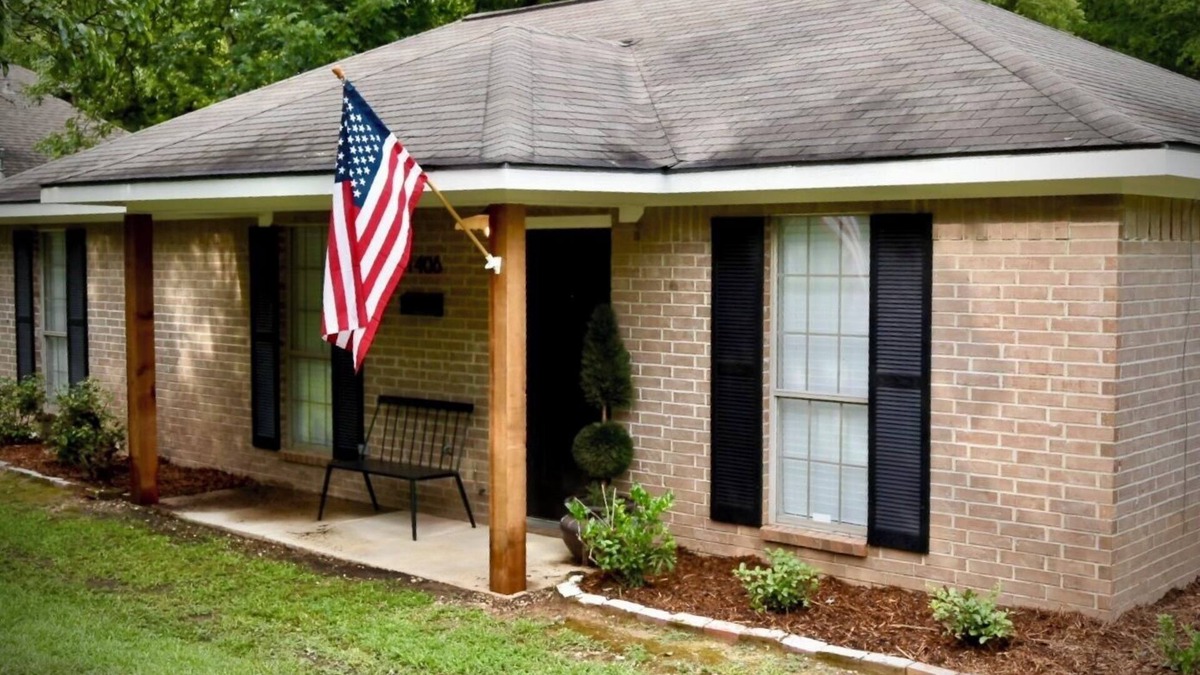 Texarkana House | The Little House on Pecan with parking for boats or trailers