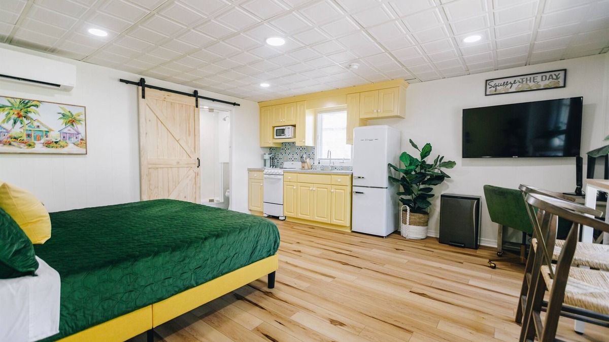 Rock Hill House | The Little Lemon Studio | King Bed | Office Space | Walk to Winthrop