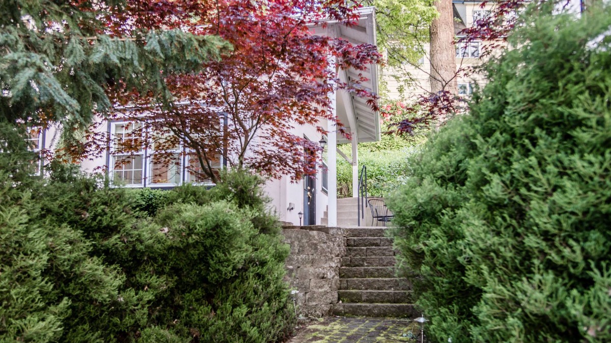 Fairmont House | The Little Pink House .a Lovely University Hideaway