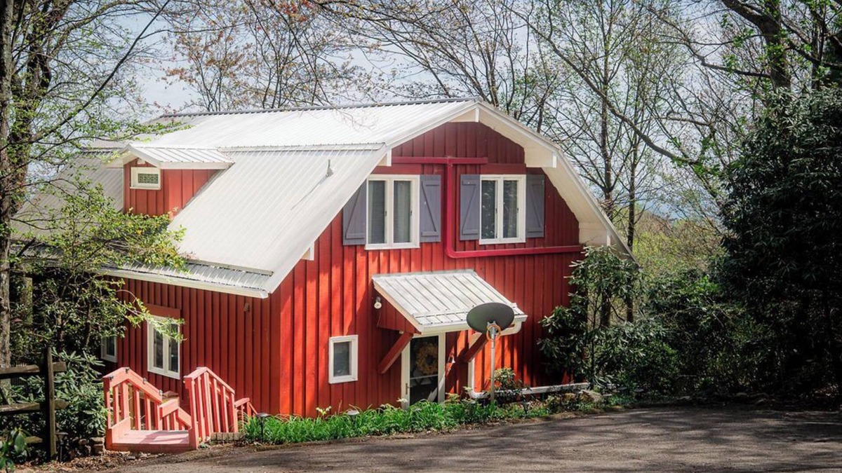 Dan River Cottage | The Little Red Barn w/Spectacular Views & Less than 1 mile - Blue Ridge Parkway