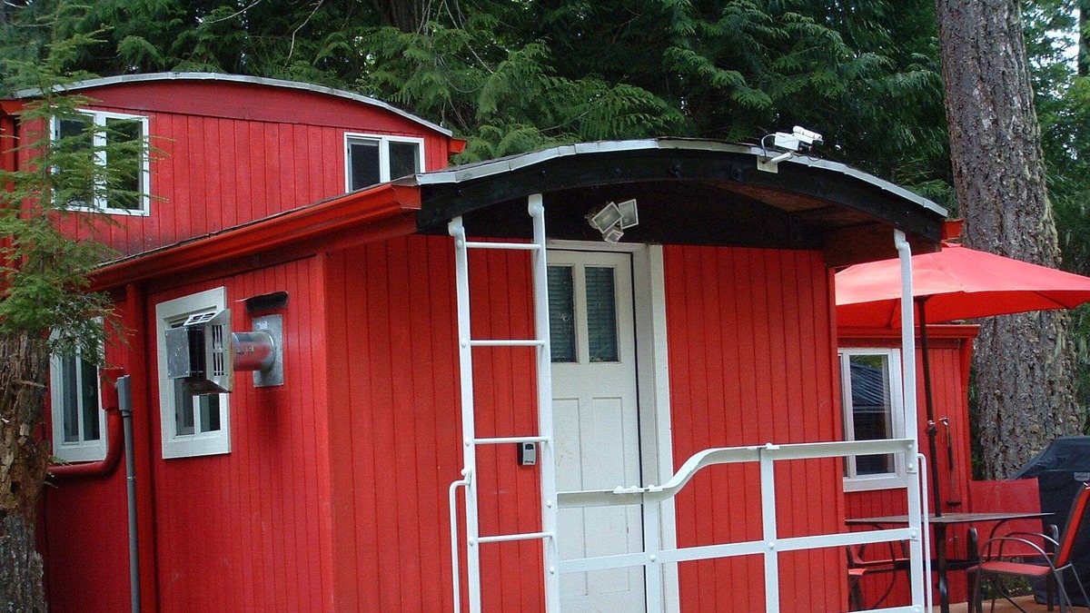 Greenwater Cabin | THE LITTLE RED CABOOSE / Hot Tub