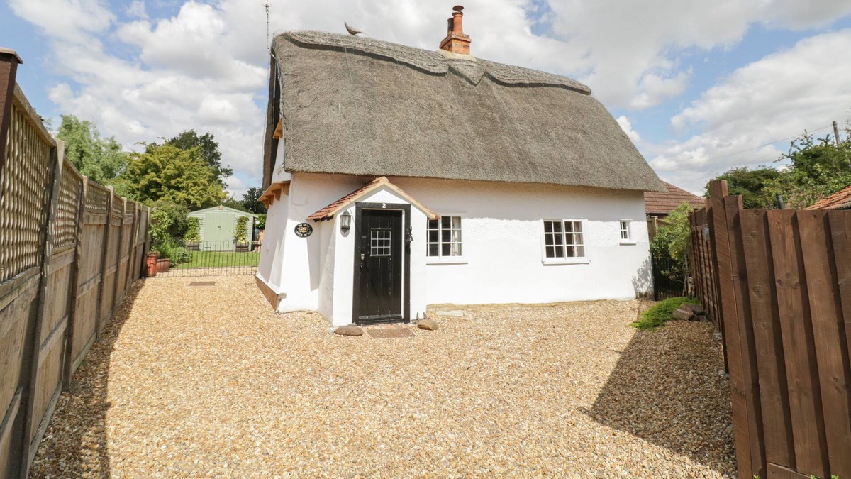 Riseley Cottage | THE LITTLE THATCH COTTAGE, pet friendly, with hot tub in Riseley
