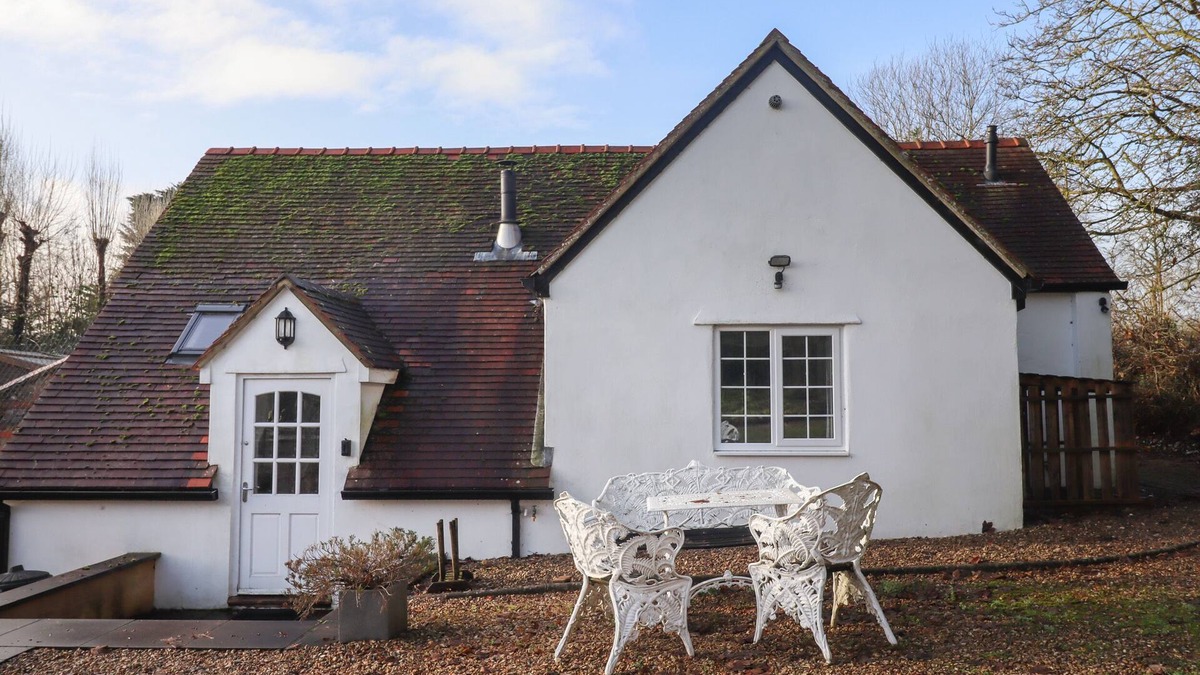 Milton-under-Wychwood House | THE LITTLE WHITE COTTAGE, family friendly in Milton-Under-Wychwood