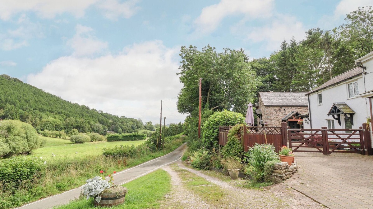 Llanferres Cottage | THE LITTLE WHITE COTTAGE, pet friendly, with a garden in Ruthin