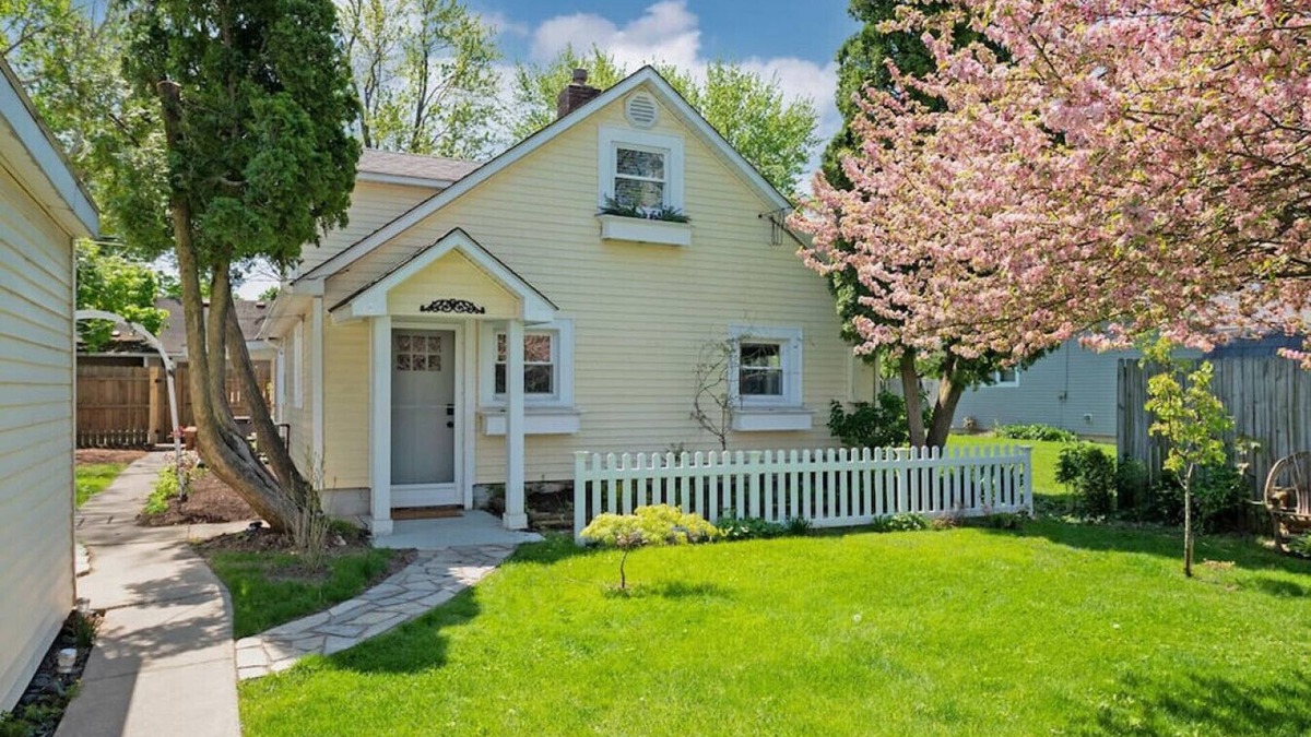 Perrysburg House | The Little Yellow Cottage
