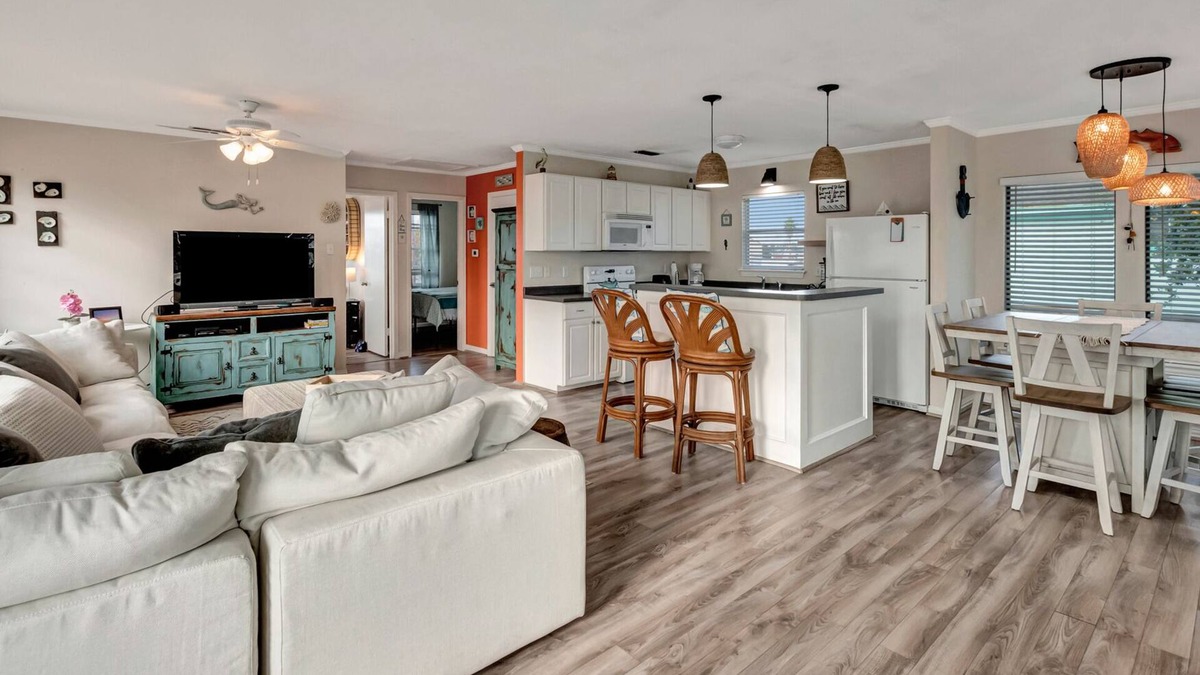 Port O Connor House | The Live Oak House is family friendly in a quiet area 2 blocks from the beach