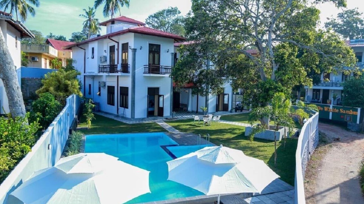 Sri Jayawardenepura Kotte Villa | The villa has 6 bedrooms, 1 bathroom, a flat-screen Tv with satellite channels,