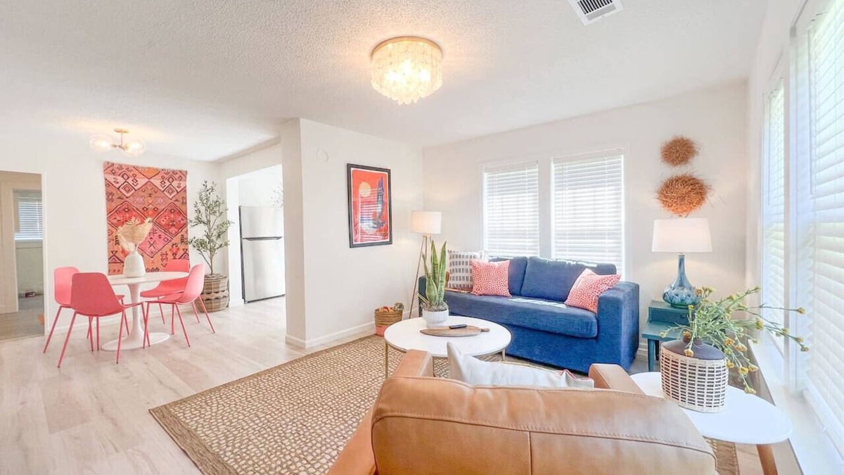 Mountain View House | The Local Giraffe ~ w/firepit, convenient locatio
