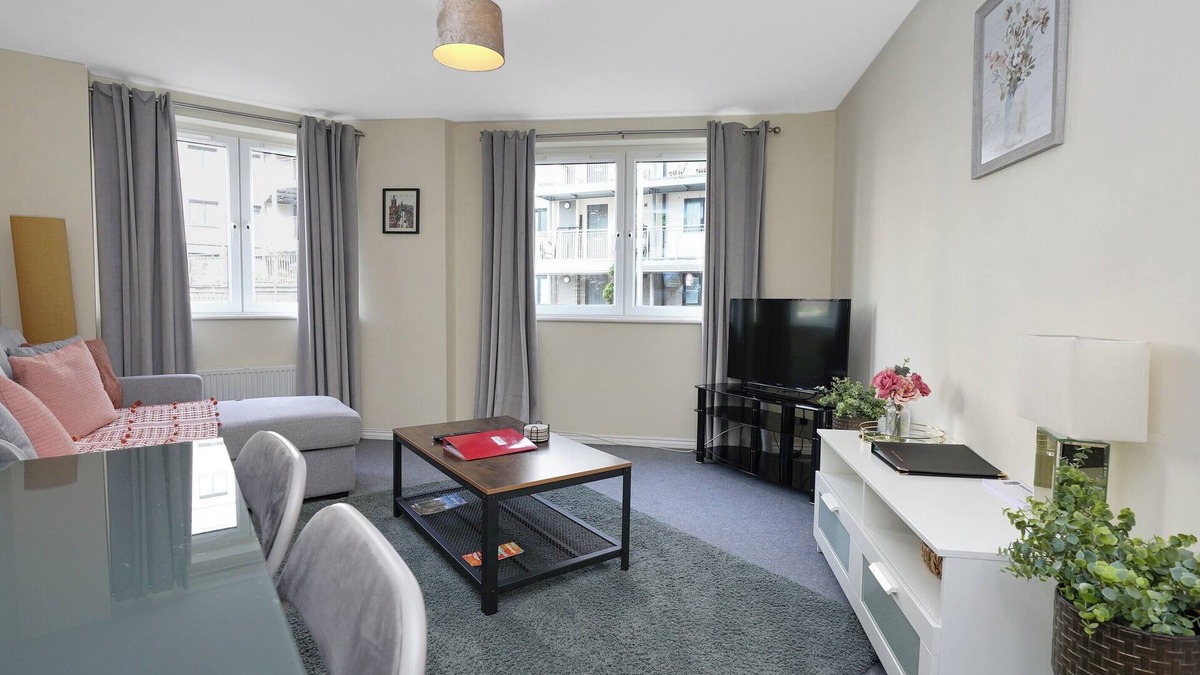 Restalrig Apartment | The Lochend Two Bedroom Residence is a bright spacious apartment in Edinburgh.