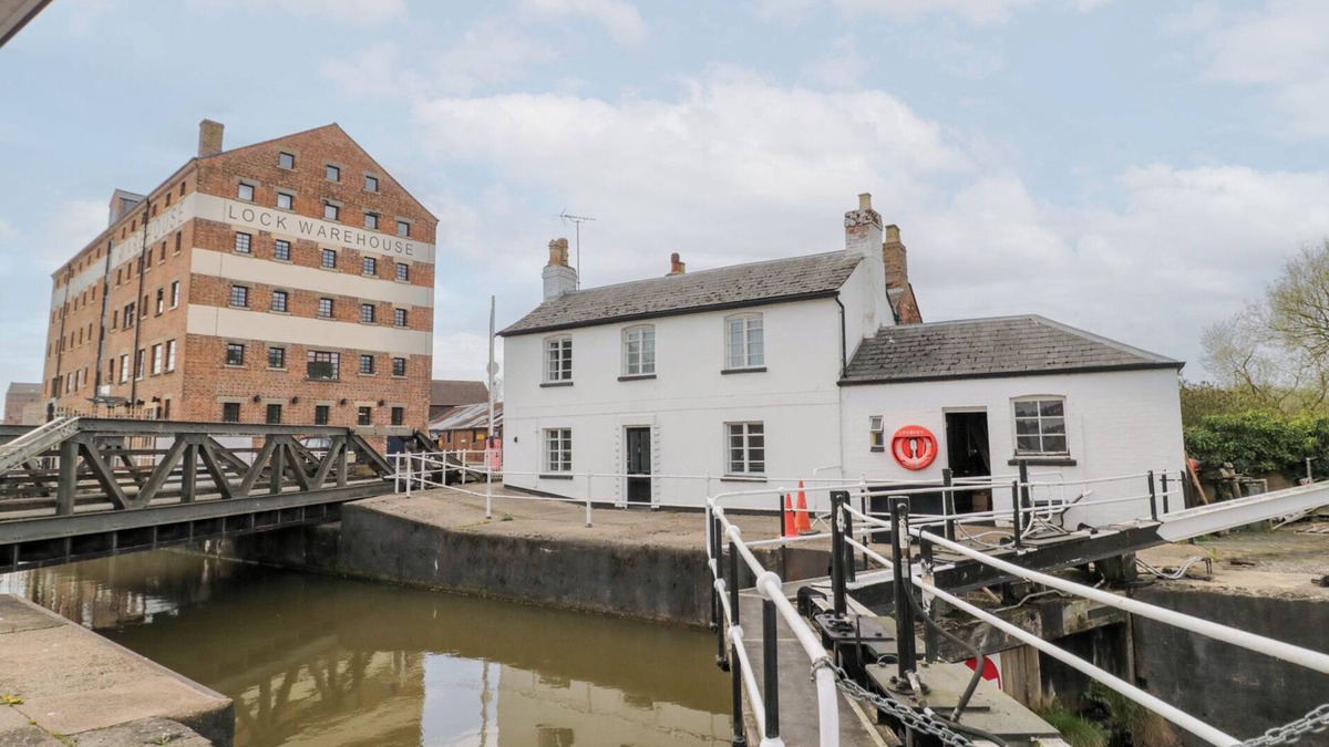 Gloucester Cottage | THE LOCK HOUSE, pet friendly, character holiday cottage in Gloucester