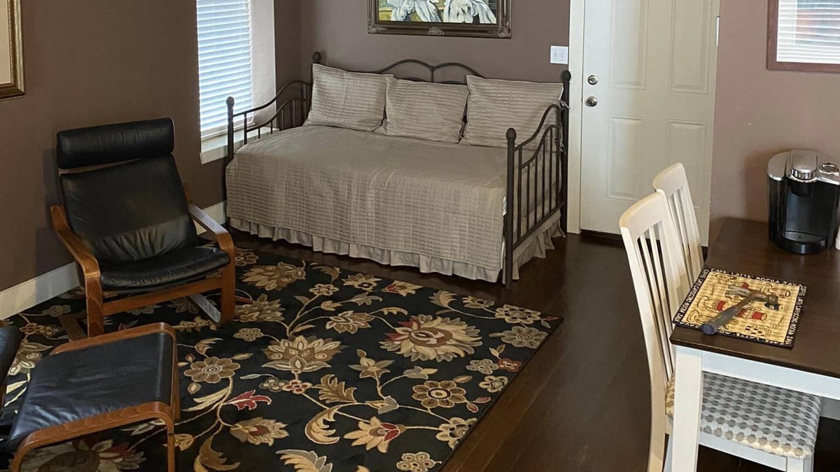 Lockhart Bed & Breakfast | The Lockhart Courthouse View on the Square 20 min. to ABIA & CotA; BBQ & Music