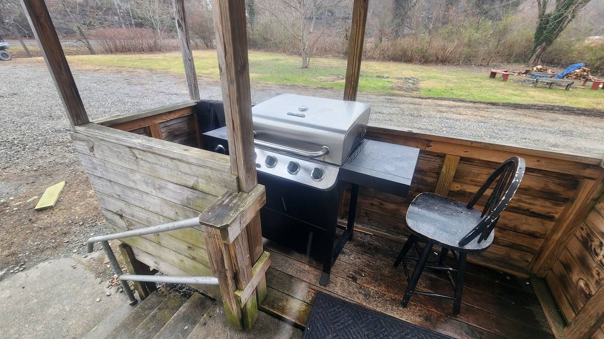 Kimball Apartment | The Lodge 1st Floor 1-bedroom/Kitchen apartment with AC and WiFi in Kimball