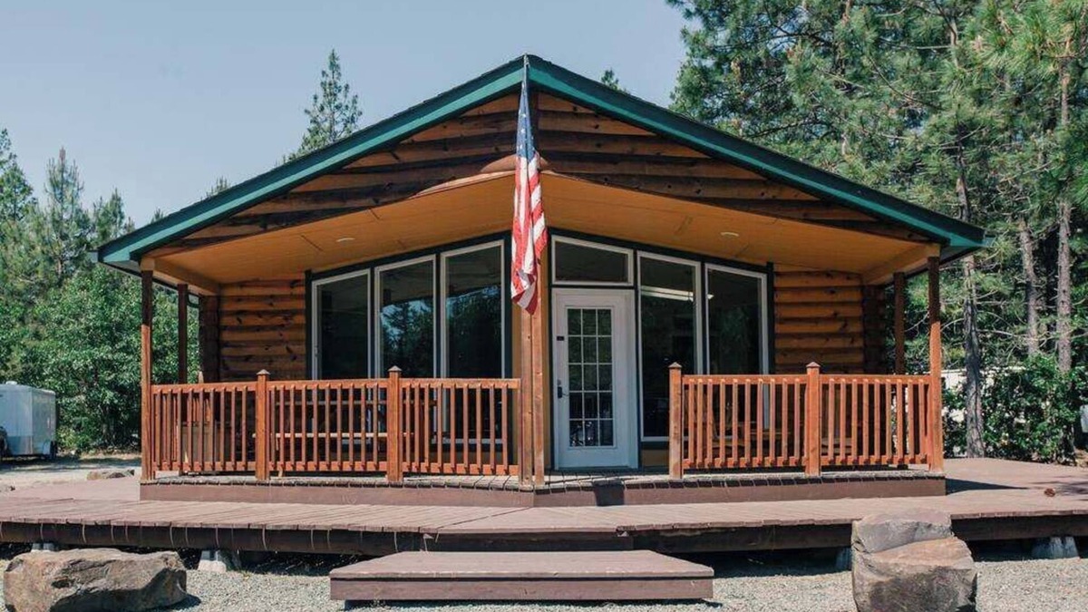 Cave Junction Cabin | The Lodge - 3 bedroom, 2 bath large resort cabin