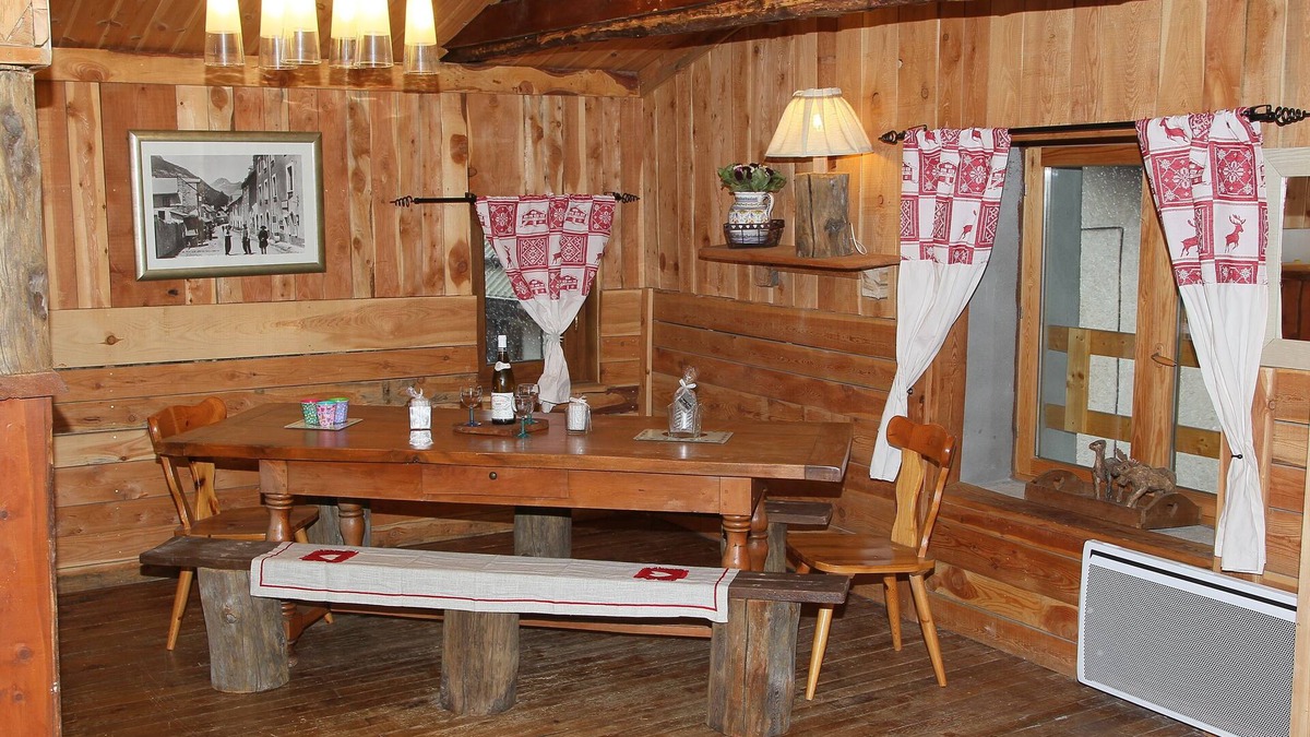 La Salle-les-Alpes Apartment | The Lodge, a cosy apartment in a typical village house