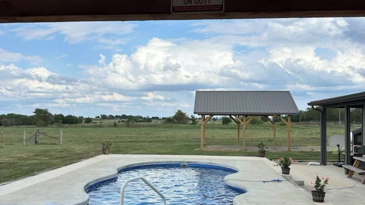Crawford County Cabin | The Lodge at 11 Rock Ranchn7 bedroom heat and air, wifi and pool!