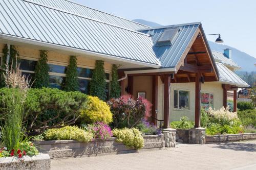 Nakusp Hotel | The Lodge at Arrow Lakes