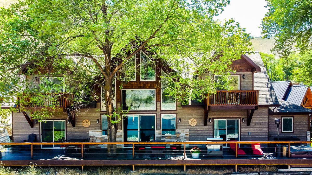 Riggins Cabin | The Lodge at Big Eddy on the main Salmon River