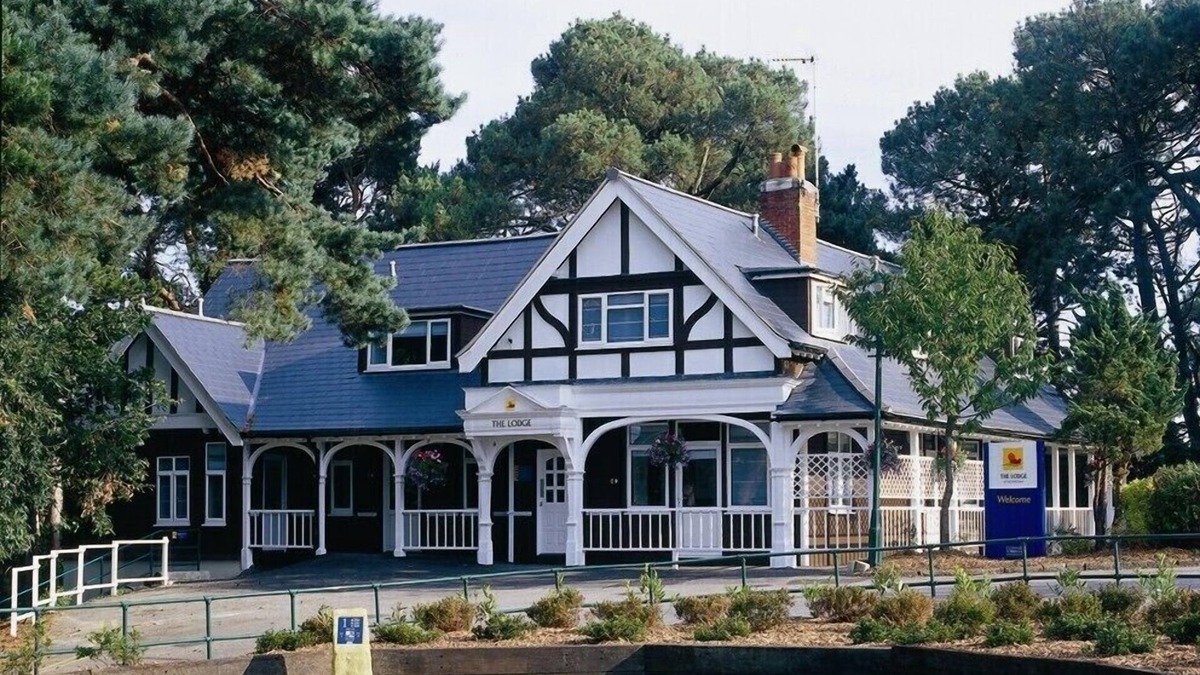 Bournemouth Cabin | The Lodge at Meyrick Park