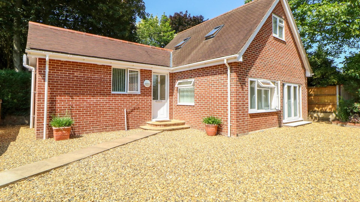 Hethel Cottage | THE LODGE AT ORCHARD HOUSE, with a garden in Norwich