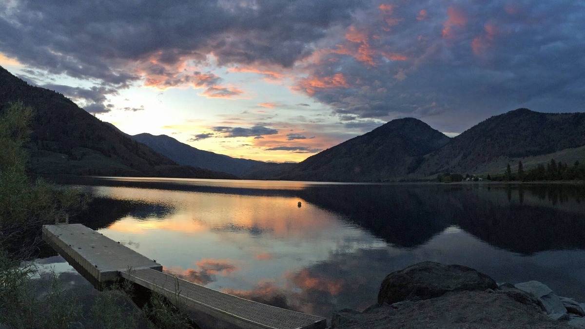 Okanogan County Cabin | The Lodge at Palmer Lake - waterfront