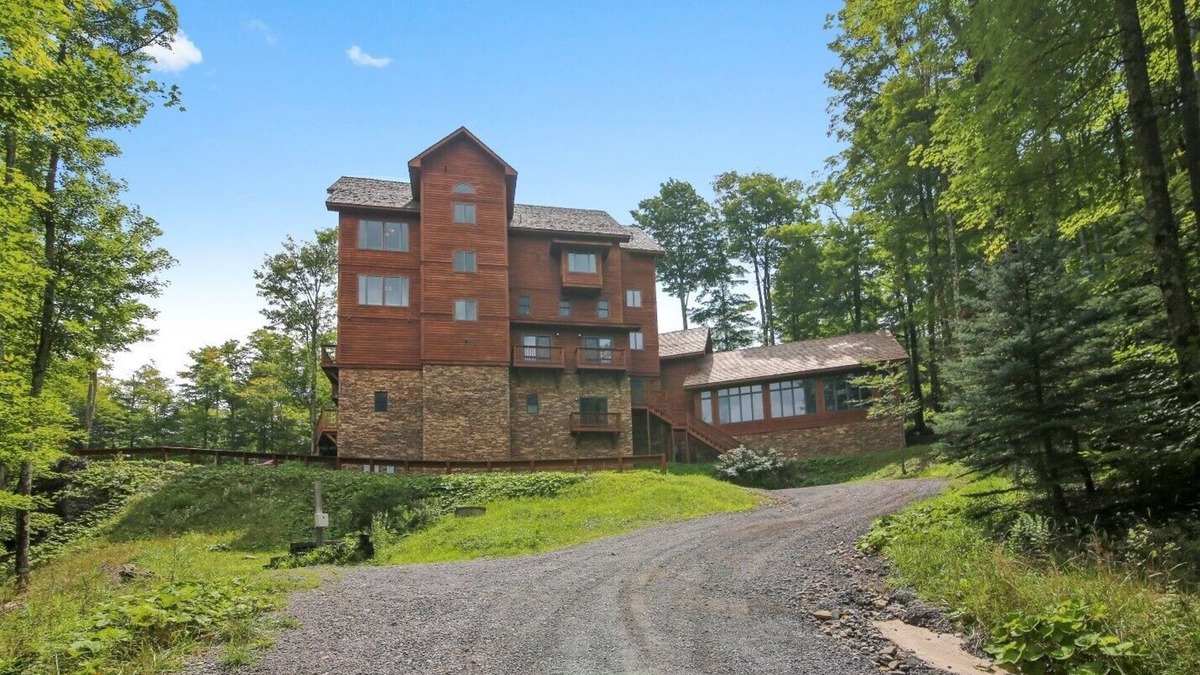 Davis Villa | The Lodge at Wolverton Heights is a fabulous stay on slopes! Tons of amenities!