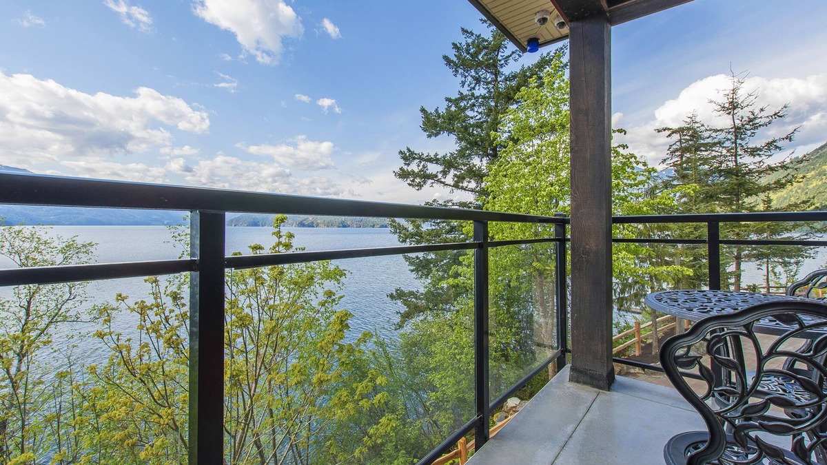 Harrison Hot Springs Cabin | "The Lodge on Harrison Lake" Suite #3