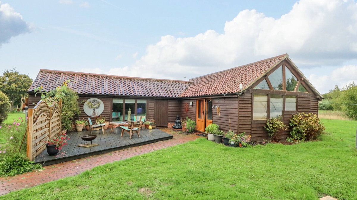 Hickling Cottage | THE LODGE, character holiday cottage, with open fire in Catfield
