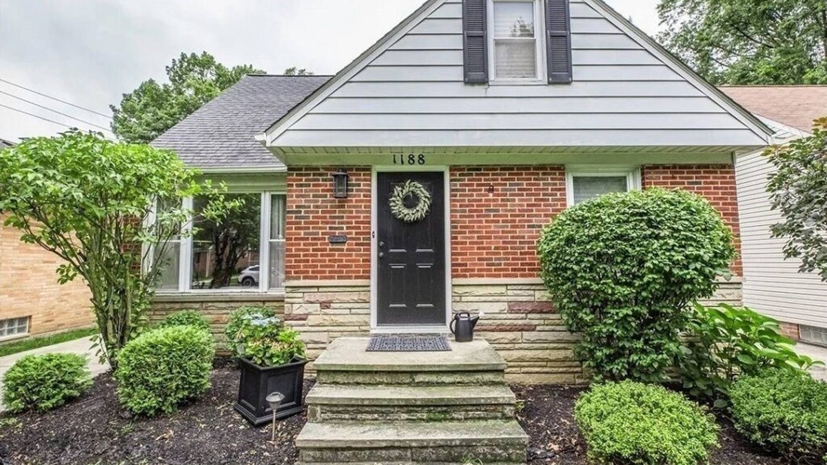 South Euclid House | The Lodge-Cozy 3 BdRm home w/step-in shower close to CCF/UH, universities n more