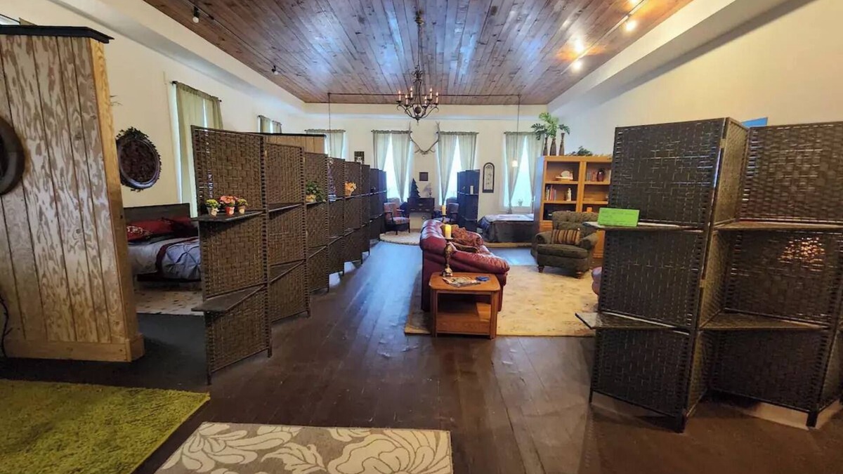 Metamora Cabin | The Lodge, get-aways & get-togethers! Historical small town ambiance & shopping