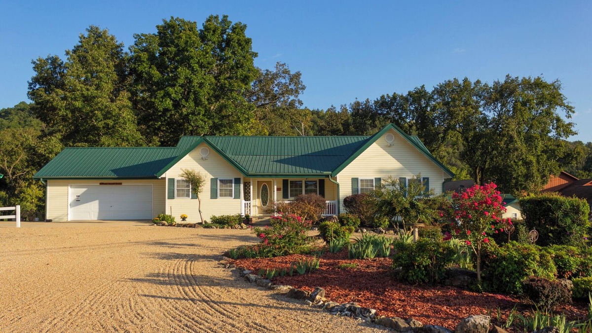 Norfork Ski Chalet | "The Lodge" GREAT FOR GROUPS & Walk-in Norfork River Access in Norfork, AR