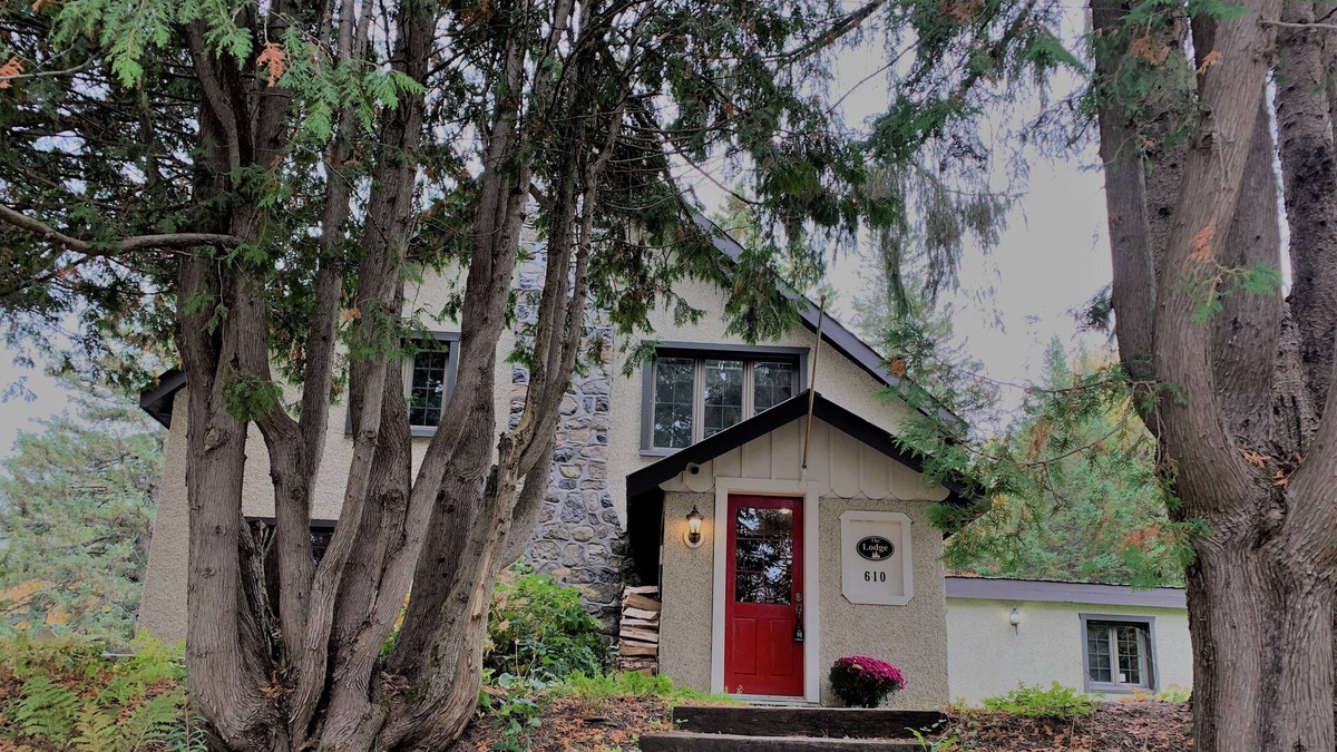 Morin Heights Ski Chalet | The Lodge house with swimming pool and spa
