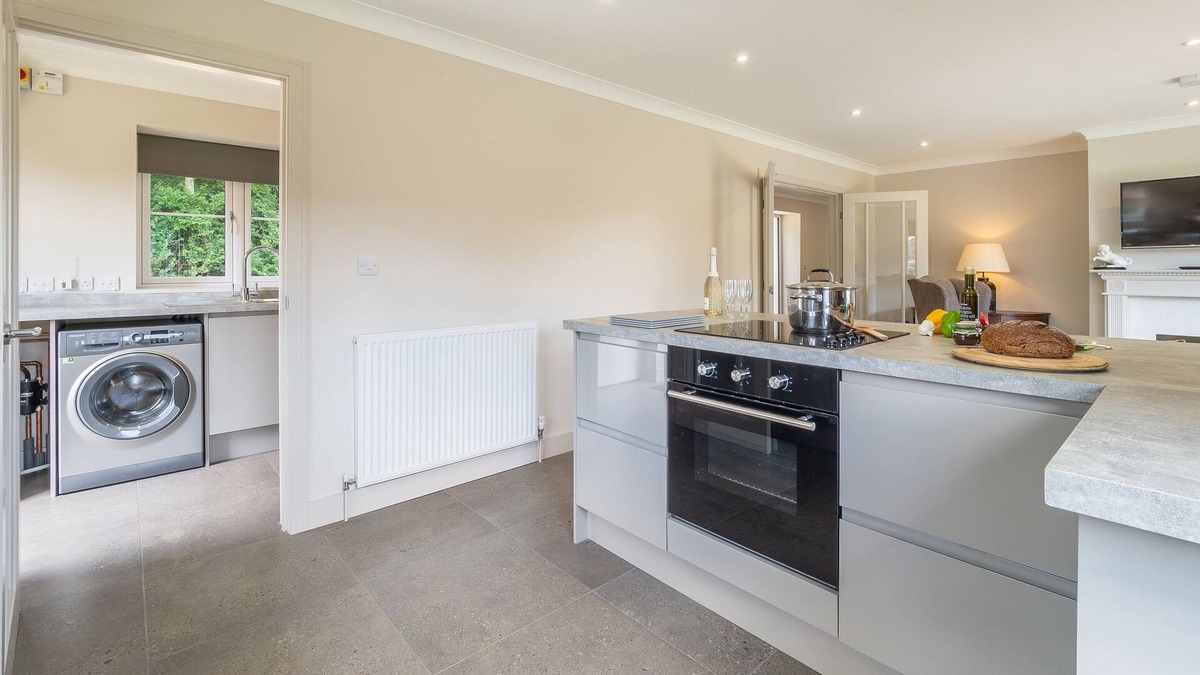 King's Lynn Apartment | The Lodge is a beautifully finished, single-storey home offering modern and stylish holiday accommod