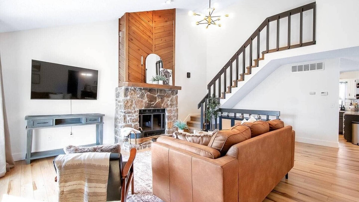 Wichita House | The Lodge is a spacious 4 bed, 2.5 bath home, styled with mountain/lodge decor
