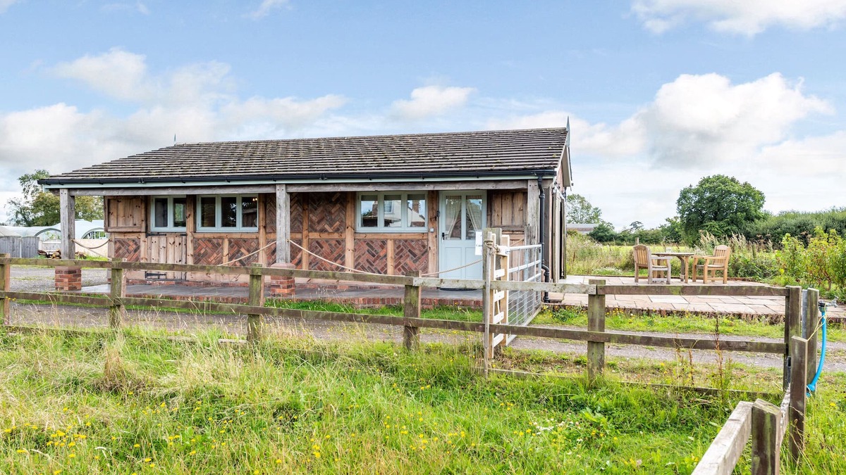 Chorlton-by-Backford Cottage | THE LODGE, luxury holiday cottage, with a garden in Chester
