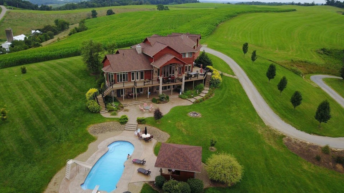 Sugarcreek Villa | The Lodge on the Hill