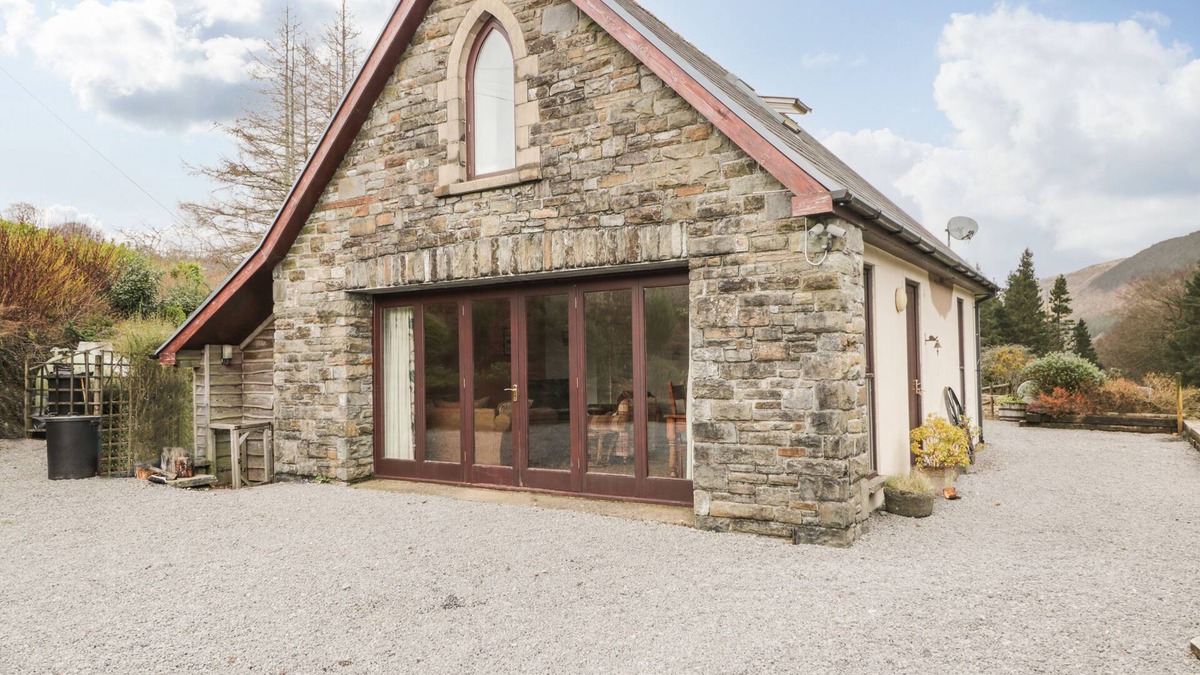 Dol-y-Gaer Cottage | THE LODGE, pet friendly, with hot tub in Pontsticill
