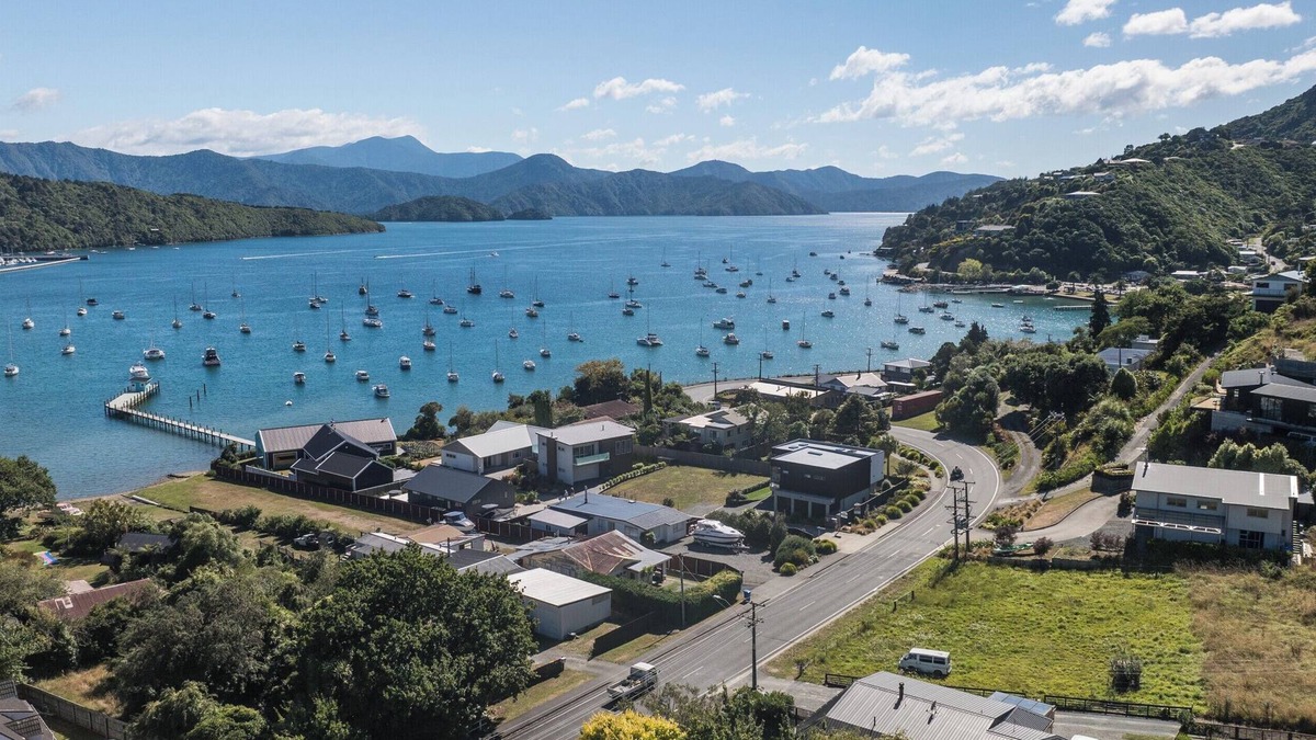 Waikawa Bay House | The Lodge - Picton Holiday Home
