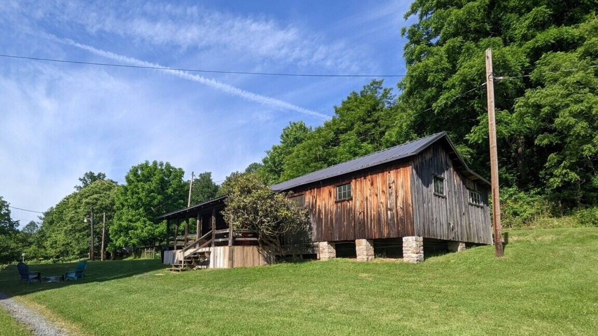 Hopewell House | The Lodge - Restored, Rustic 2 Bedroom On The River