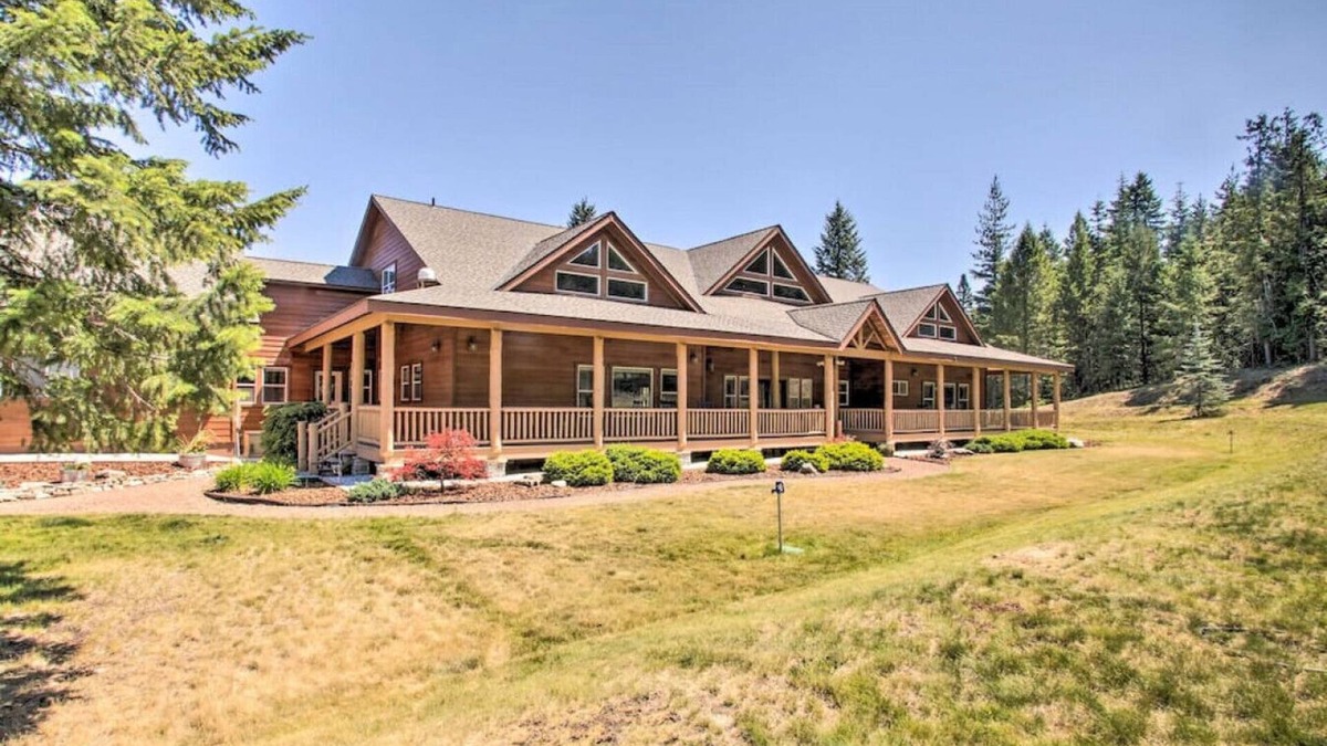 Bonner County House | The Lodge · Secluded Lodge with Mountain Views and Hot Tub