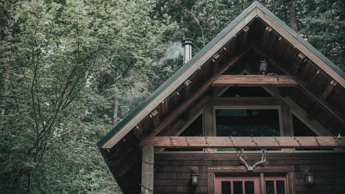 Skykomish Cabin | The Lodge @ SkyCamp: Cozy cabin with hot tub 15min from Stevens Pass