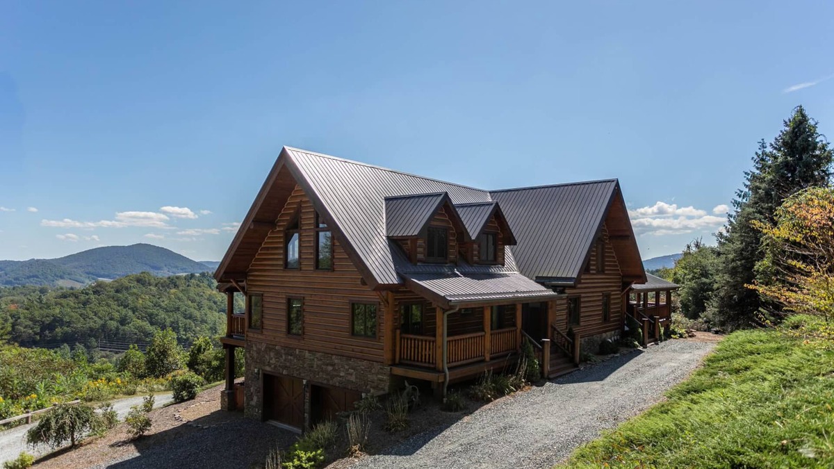 Boone Cabin | The Lodge - Theater Room, Putting Green, Pool, Great view 2 miles to Boone!