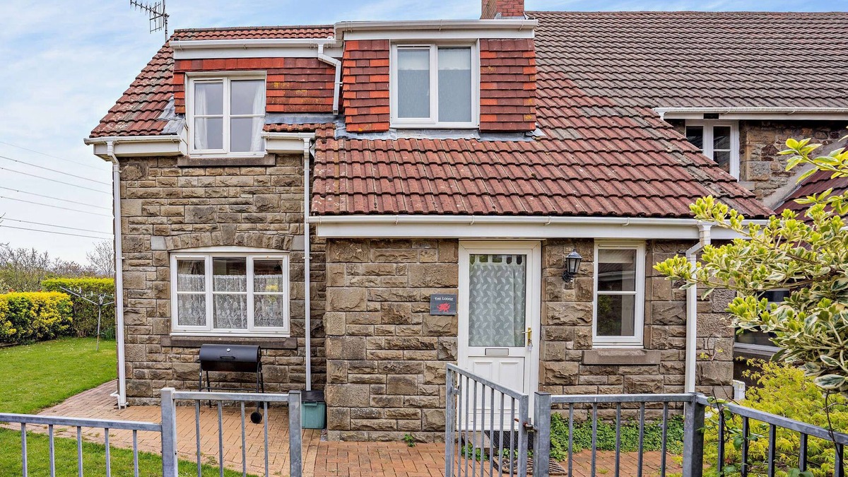 Port Talbot Cottage | The Lodge - Tyn Cellar Barns