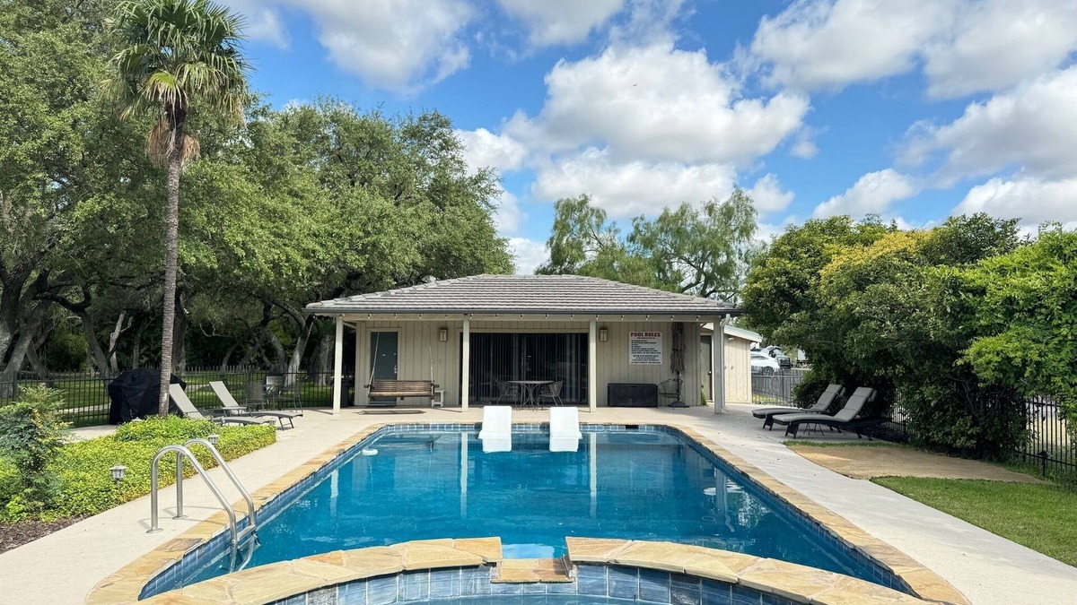 Uvalde Cabin | The Lodge.Upscale Private Cottage