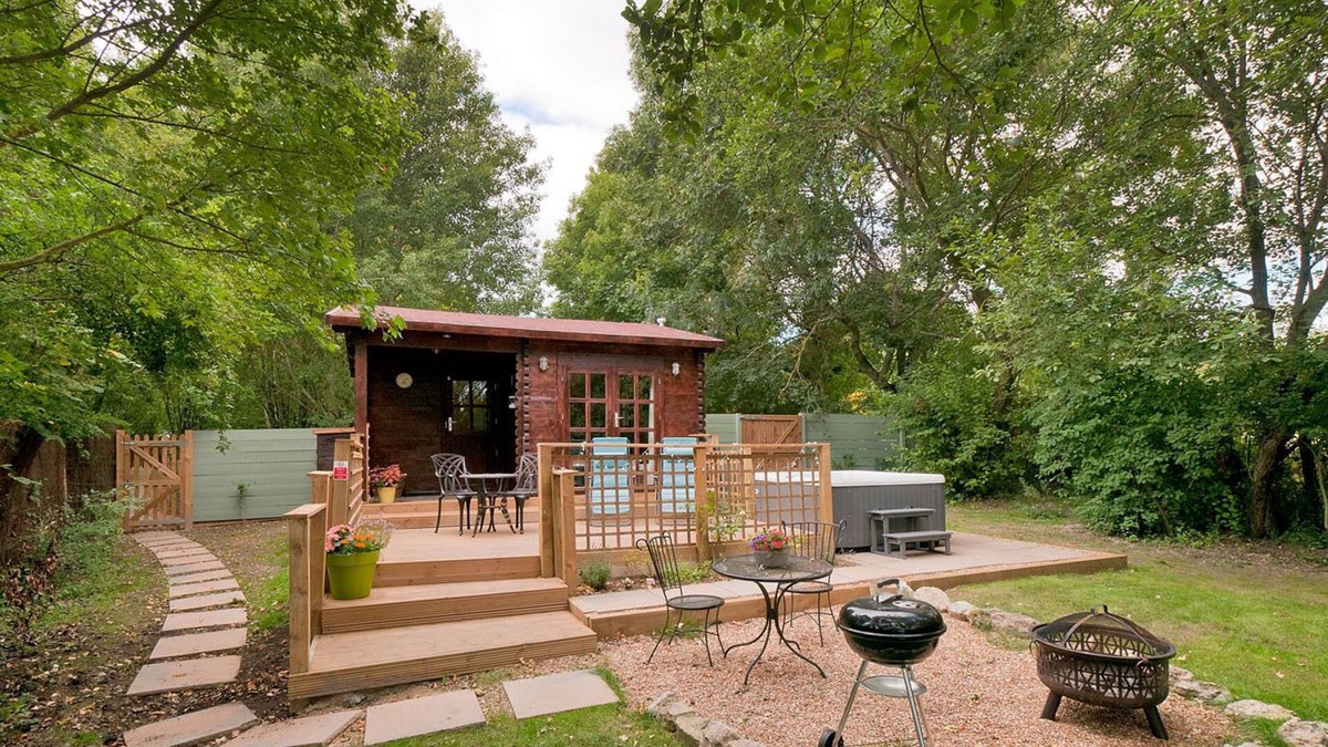 Maidstone Cabin | The Lodge with Hot Tub - Dog friendly