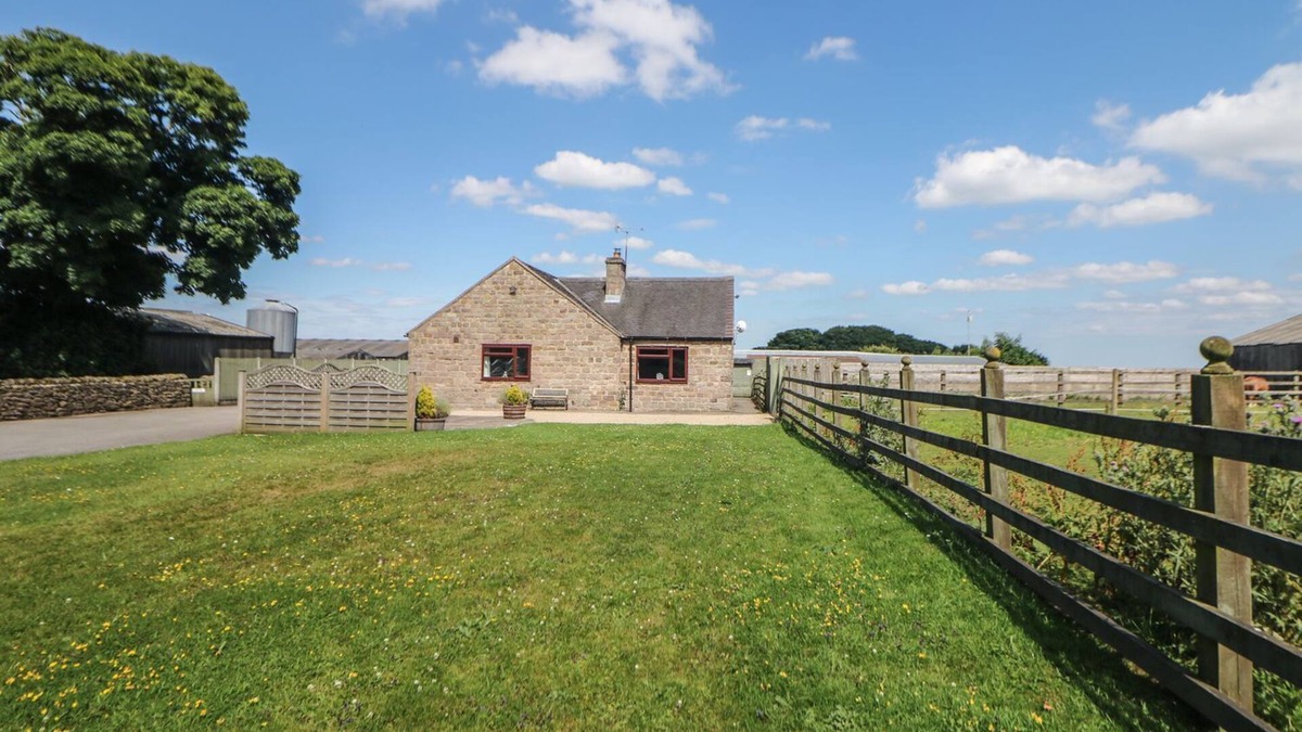 Crich Cottage | THE LODGE, with open fire in Wirksworth